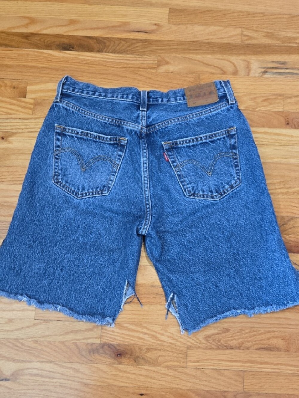 Levis Bermuda Cut Off Destructed Shorts - Picture 3 of 8